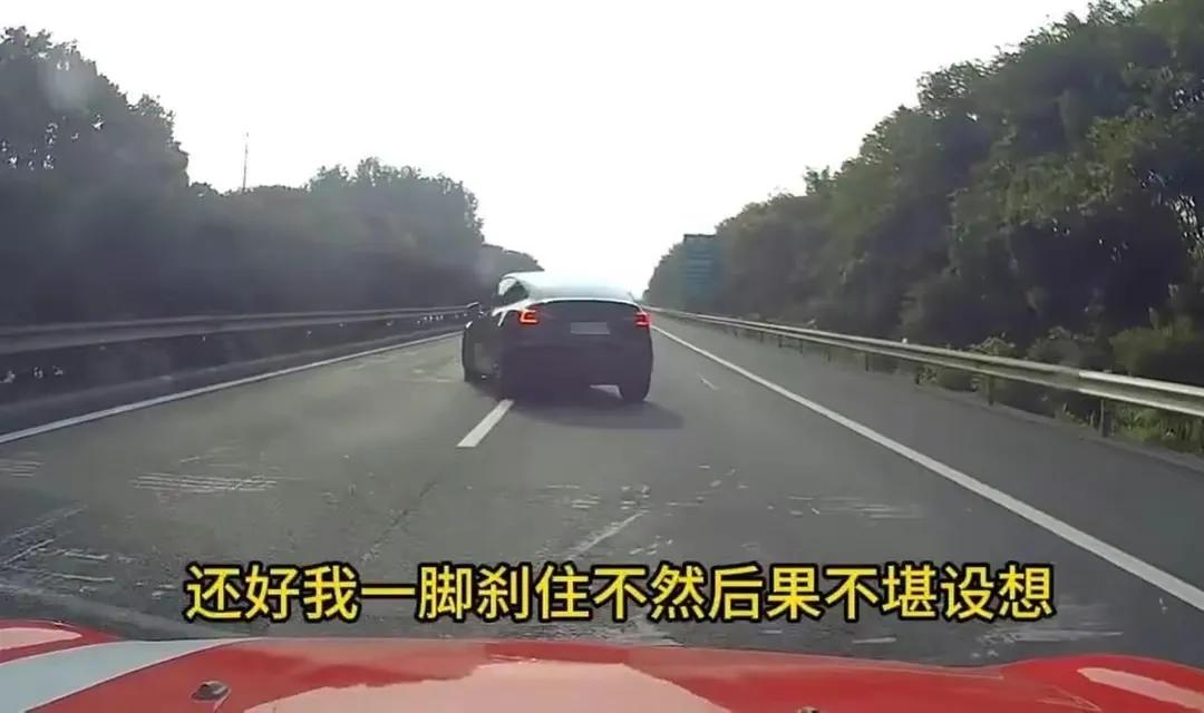 #轿车高速上被恶意逼停4次#10月14日，江苏无锡一特斯拉车主在上高速时插队未果
