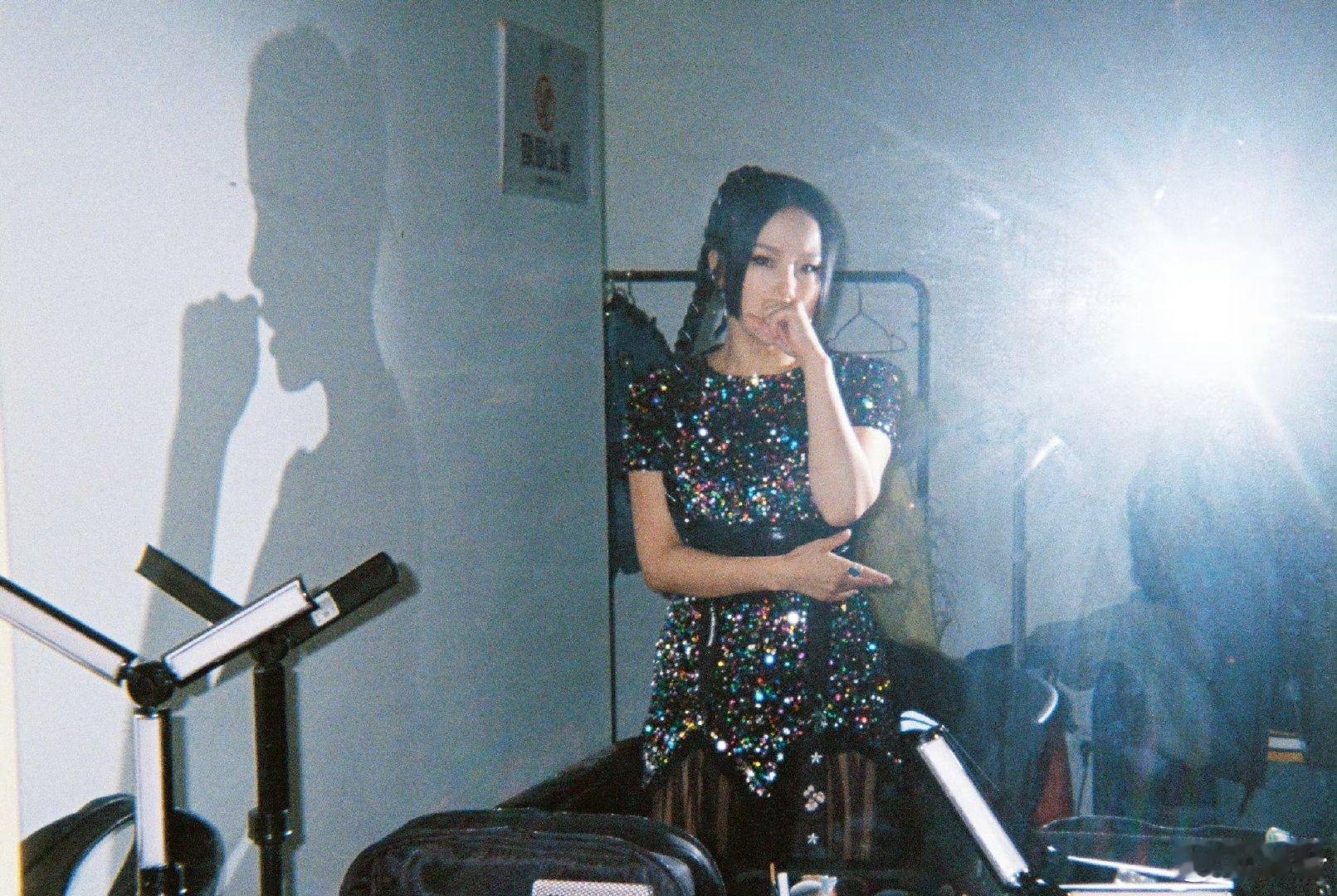 声生不息名场面预定！黄龄的追星史：为张信哲加入合唱团～