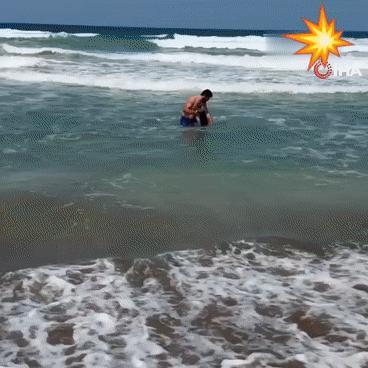 土鸡黑海海滩，游泳客捞起大毛的铠甲‑S1防空导弹的一级助推残骸，好一件适合男人的