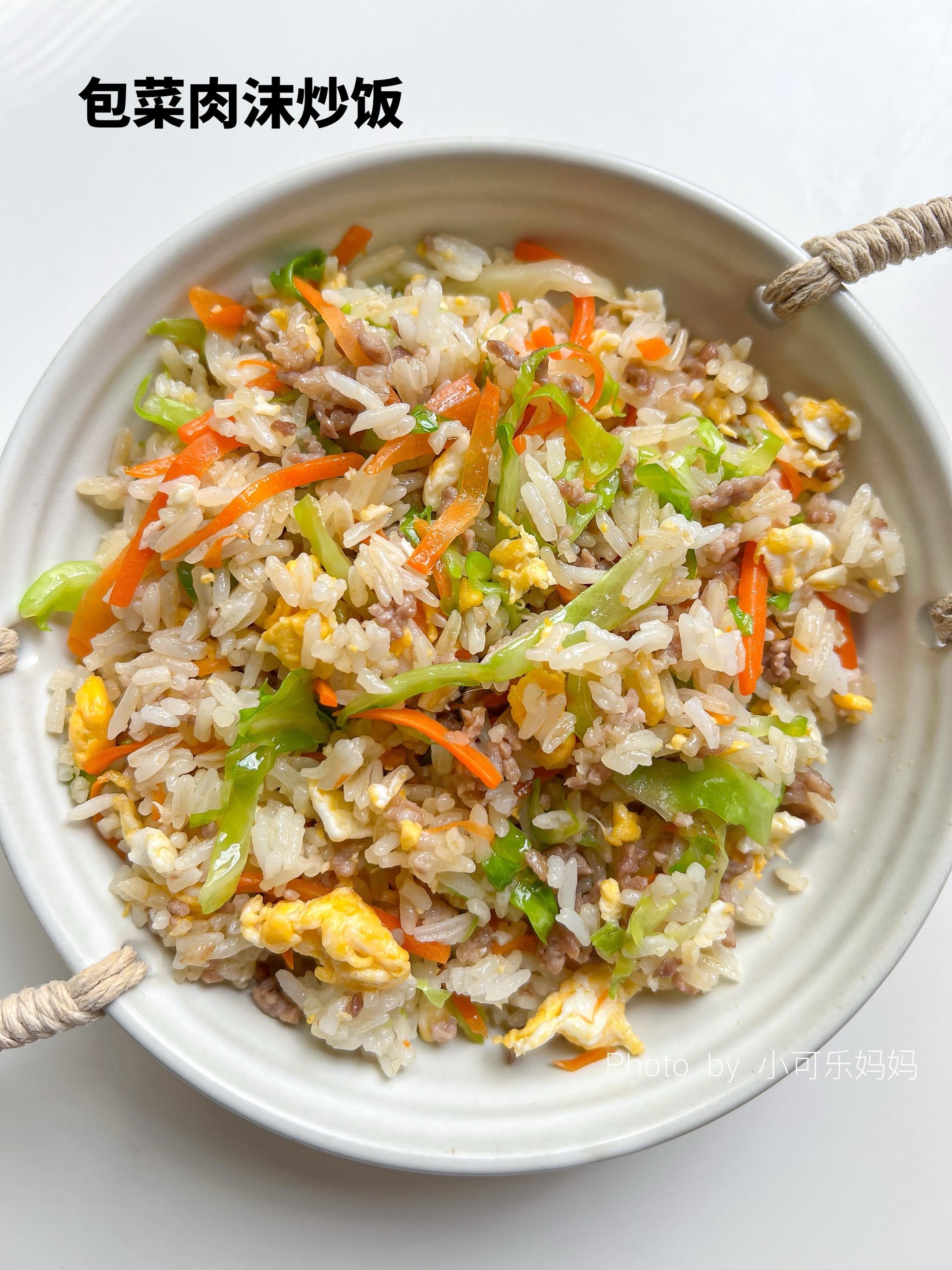 每周都要安排两次的炒饭🥣巨好吃做法简单。我来分享好吃的炒饭啦，这个包...