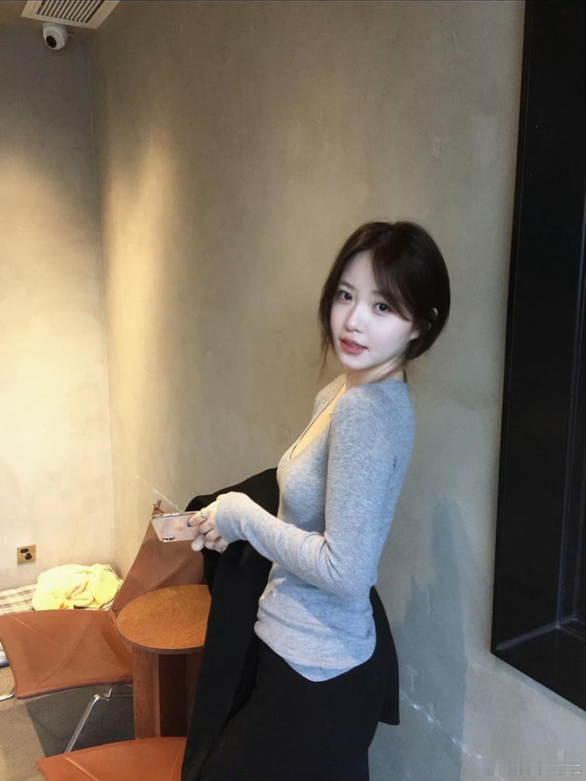 倚窗人似玉，笑语入画来。