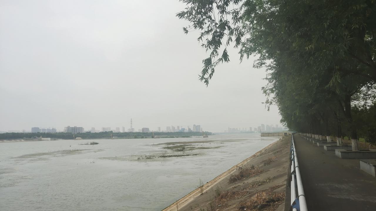 大暑天屋里吗闷热，出来转转，来到河边，凉风习习，心旷神怡。此情此景，想吟诗一首，