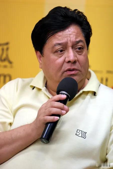 著名相声演员，曲艺名家，李金斗说：别看侯耀文和我岁数差不多，但是我得管人家叫三叔