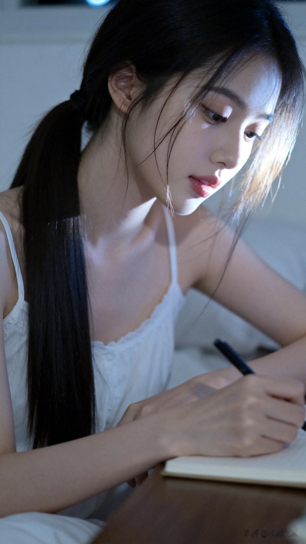 ：别问小女子每天都在写什么，反正不是情书💌。希望有一天，我也能情不自禁把你写进