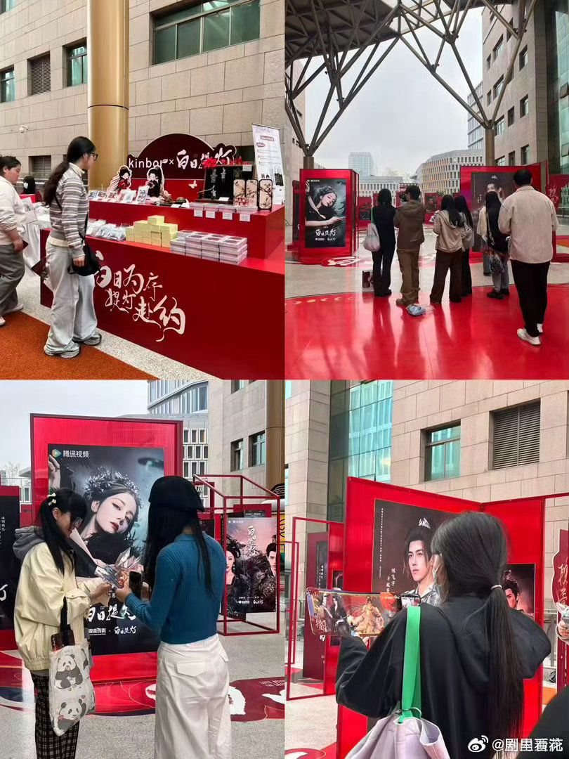 迪丽热巴白日提灯线下展人气 杭州展人气太顶！粉丝冒雨撑伞排队打卡，各地奔赴沉浸式