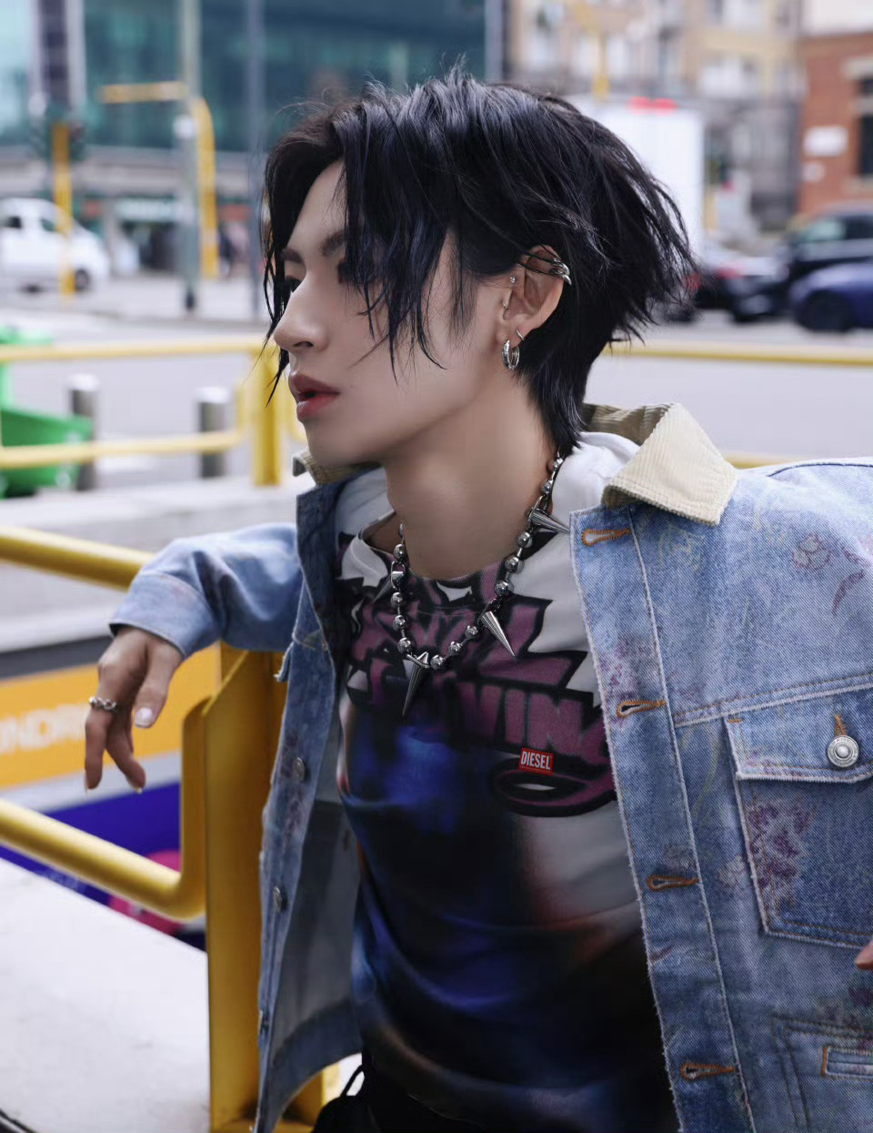 小鬼出道八周年直播小鬼直播回顾出道这八年，自己边弹边唱了《GOODNIGHT》这