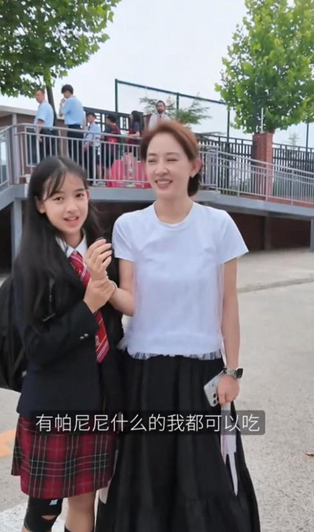 聂远大女儿小学毕业vlog曝光！外婆参加天天毕业典礼，气质比明星还好 