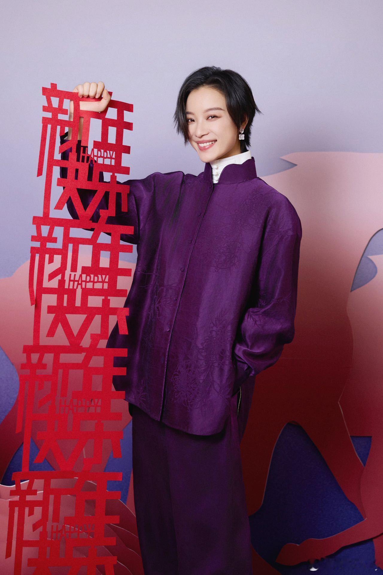 倪妮九紫离火新中式套装倪妮这组新年贺岁大片太有韵味了。身着MESSENTIAL 