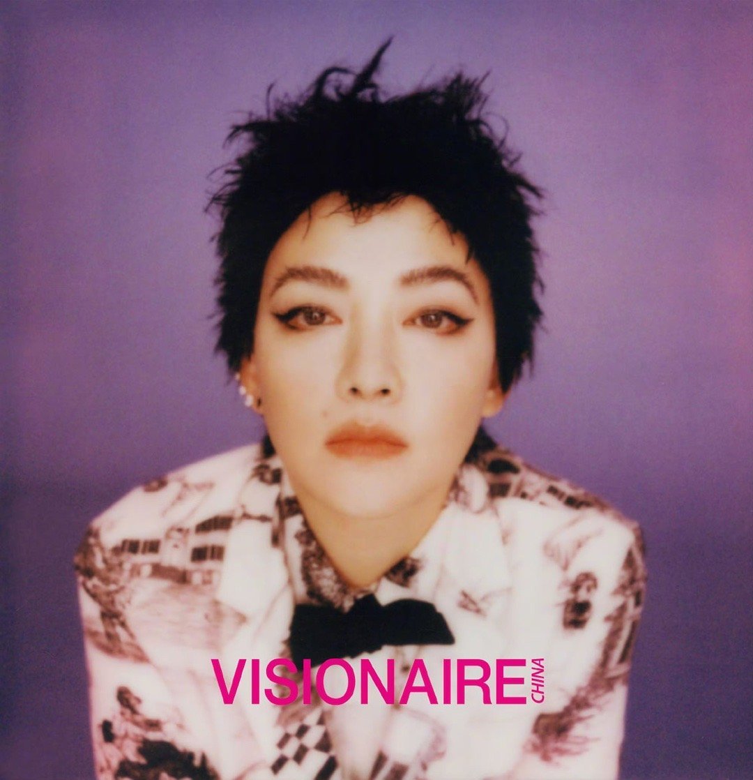 范晓萱风格大变范晓萱黑唇绿发范晓萱这组大片，风格大变啊！！绿发搭配黑唇泼墨妆，破