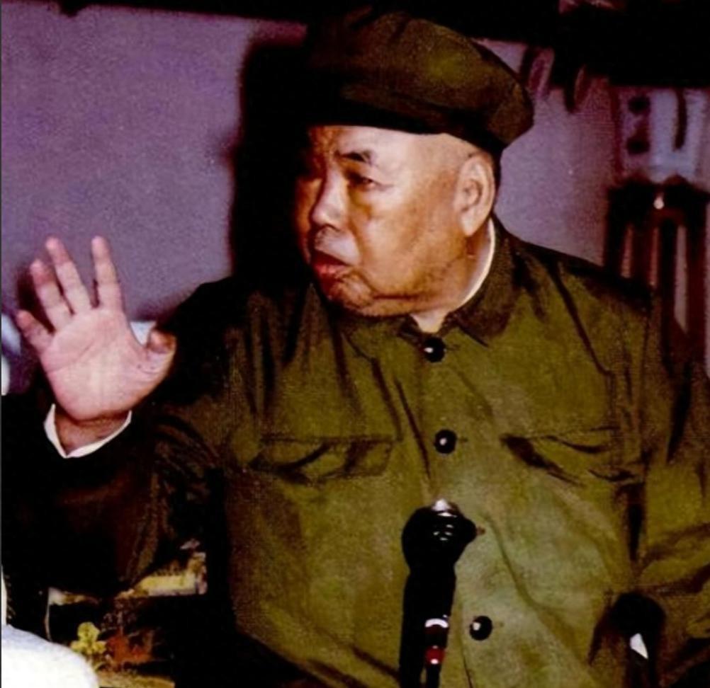 许世友当众质问李德生为何骄傲，李德生淡然回应：等你这把火消了再说！
1960年深