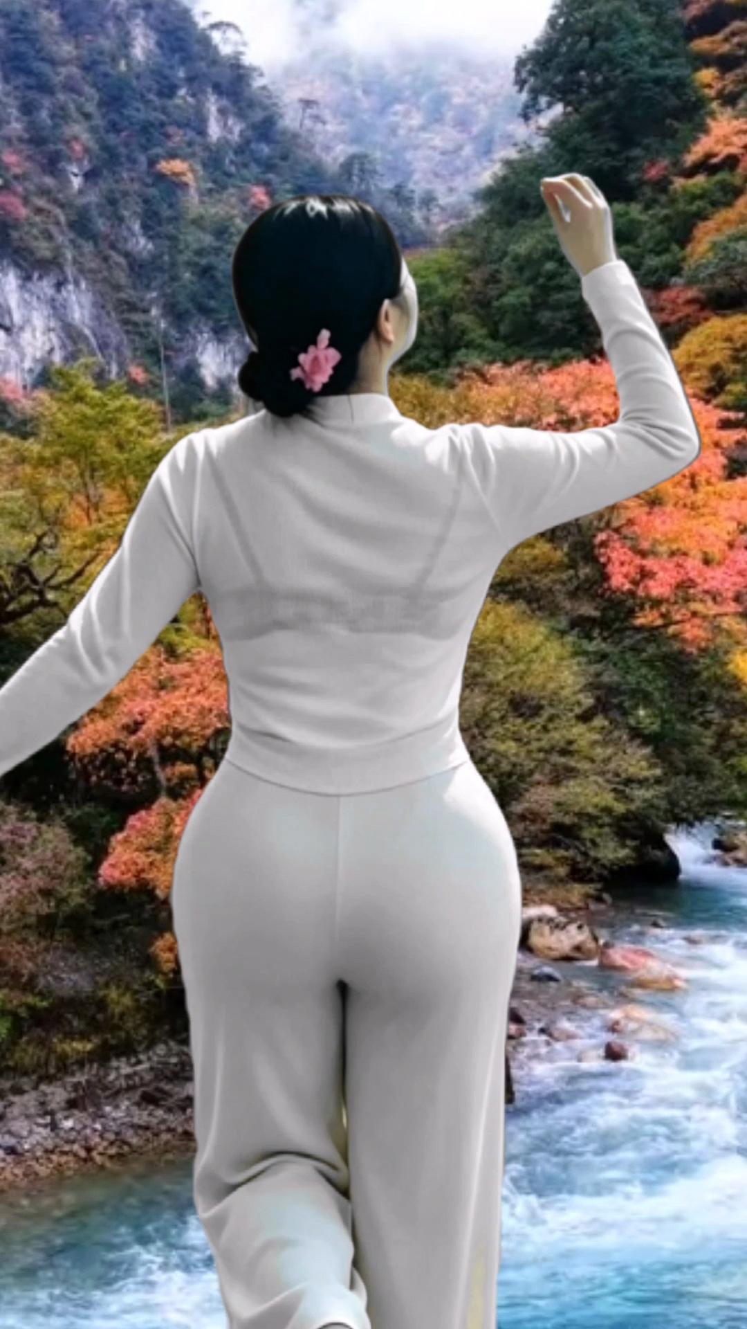 昨天特意掐着点冲去东拉山大峡谷，10月23号拍的那组红叶图现在翻出来还觉得惊艳。
