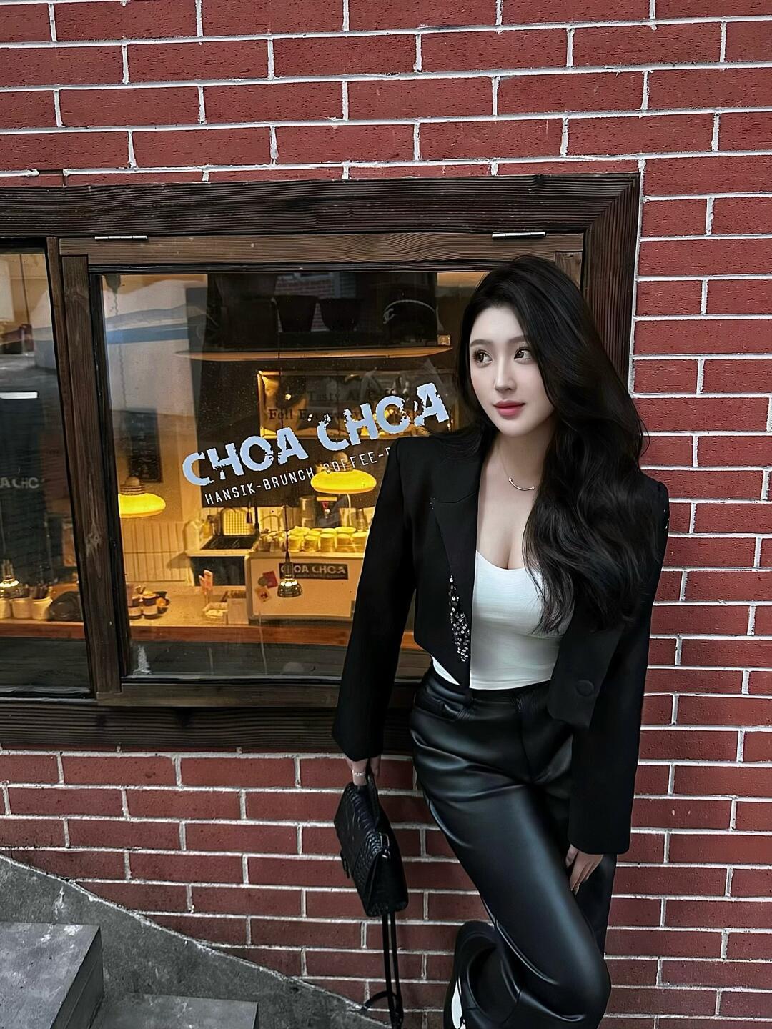 “圈子决定人生，接近什么样的人，就会走什么样的路。和正能量的人在一起...
