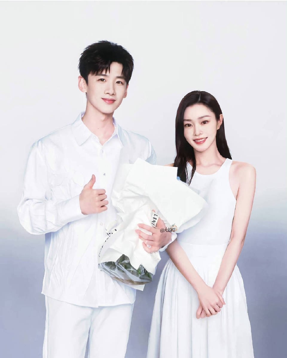 白敬亭和宋轶这个纯白衣服像是官宣[允悲] ​​​