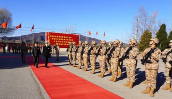 参观解放军王牌部队，日自卫队校官来华交流，当面给日秀肌肉？
 
这项目可不是临时