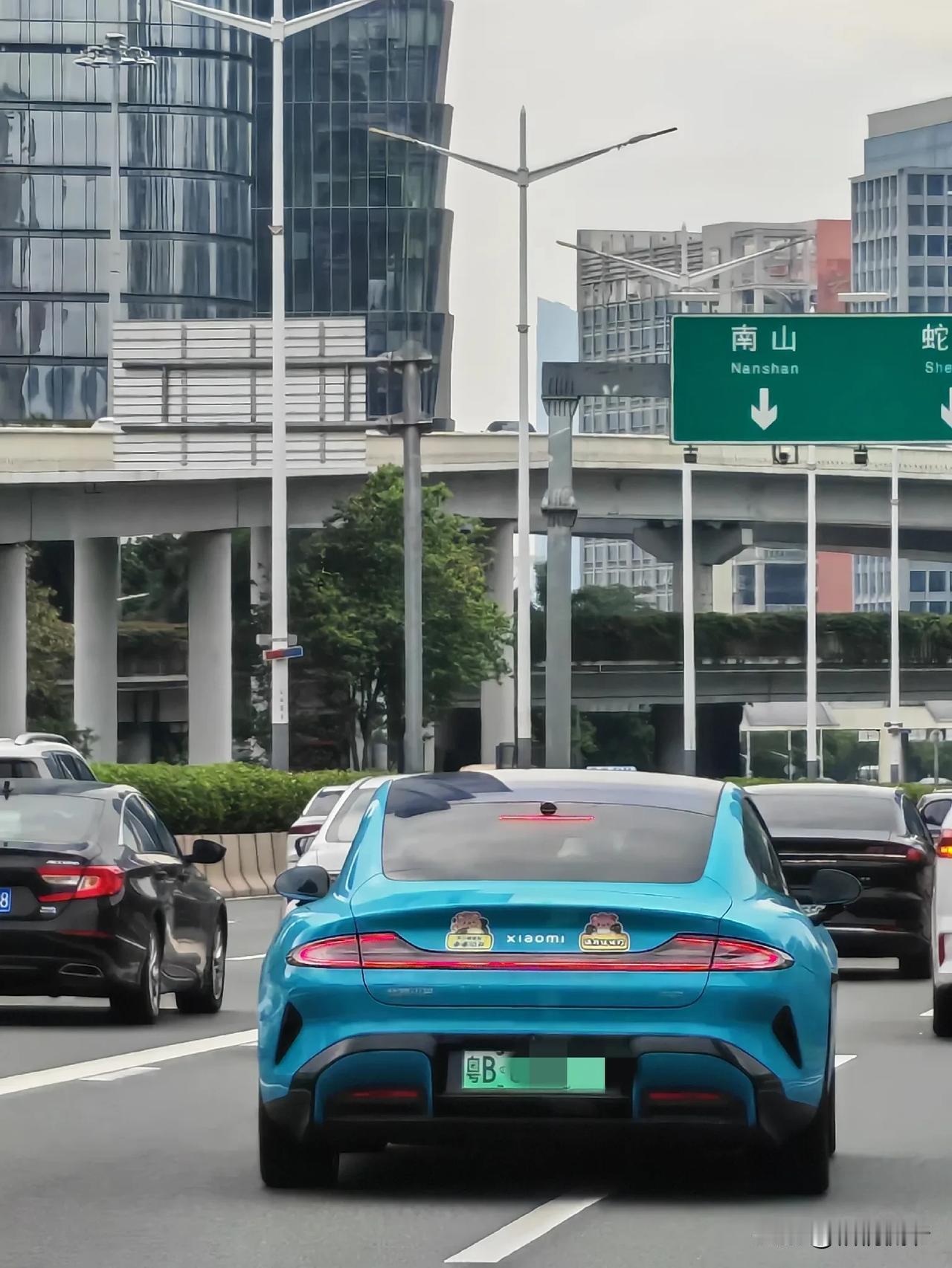 今天在深圳滨海大道上下沙路段，看到一辆小米su7，感觉很拉风的样子，只是这颜色有