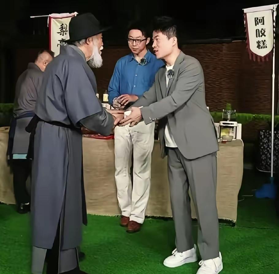 目前，直播界一股清流吧。

董宇辉直播间一个老头，推销的是他们的梨膏，可能老头也