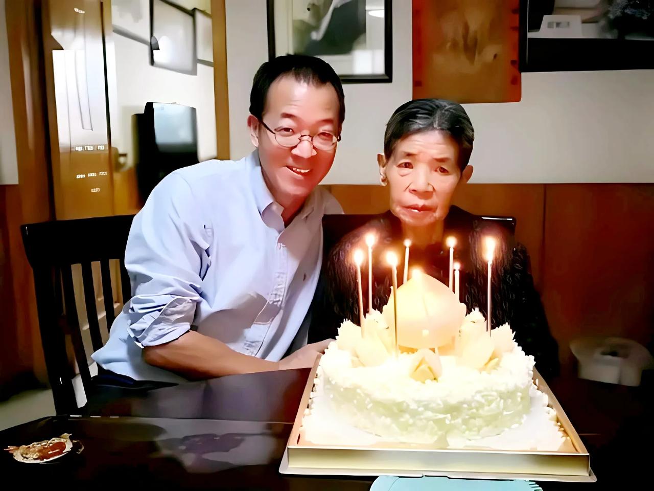 俞敏洪说母亲是一个威望很高的人，村里邻居之间发生纠纷都是由母亲去给调解。

俞敏