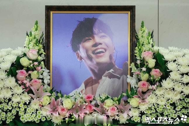 好友长文悼念辉星 据报道，歌手金振浩近日发文追忆已故好友辉星。文中提到，辉星的K