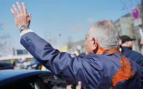 伊朗“王储”巴列维到德国慕尼黑参加活动，一名伊朗裔男子向他泼番茄汁。在被警察控制