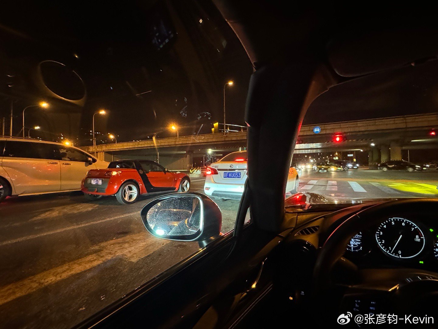 卧槽…这大马路上怎么还能有人比我还小呢！！！！！[傻眼][傻眼][傻眼][傻眼]