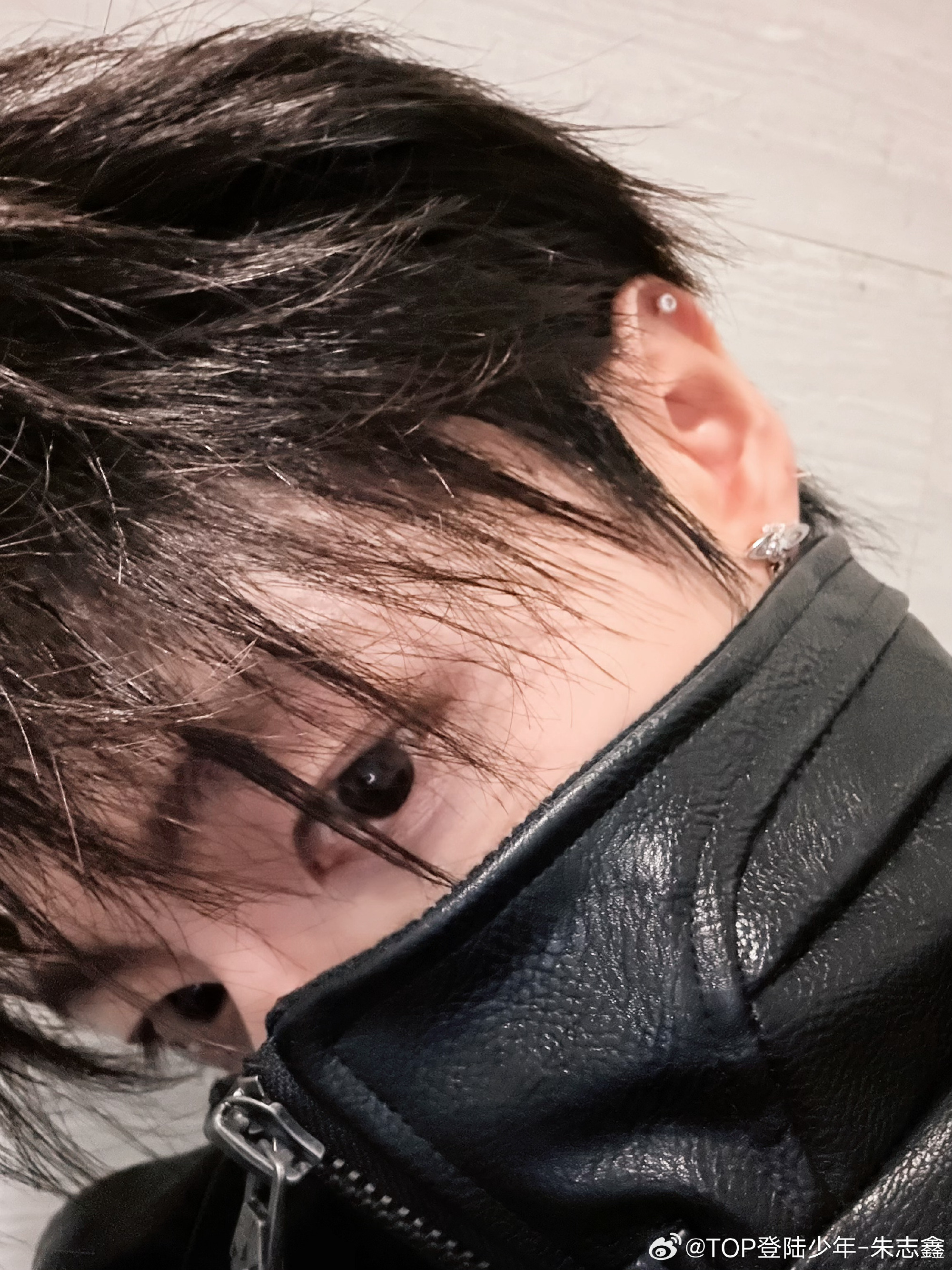 朱志鑫空降发了三张自拍 朱志鑫空降聊天ing～这几天记录的话：打了新的耳洞+舞蹈