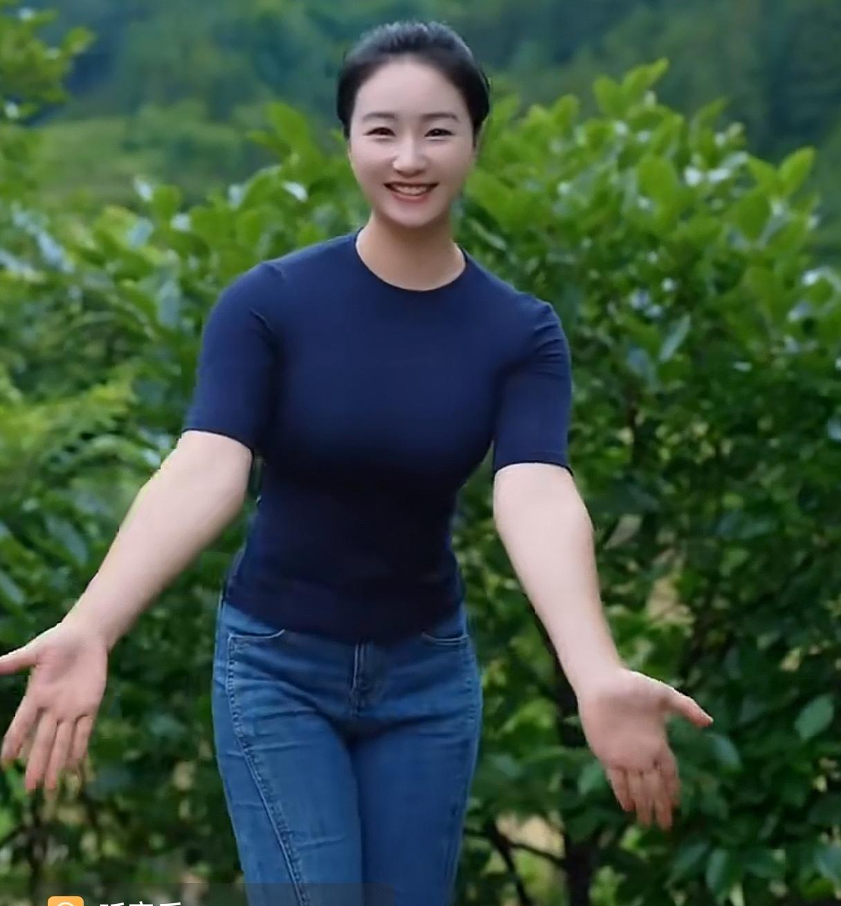 一丘一壑，一碗一碟，一颦一笑，一山一水，一人一景。