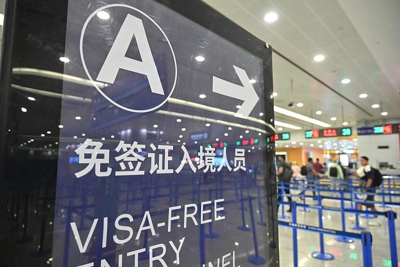 海南对越南公民的免签政策吸引力不小。从越南青少年访琼交流活动能看出端倪，8 月 