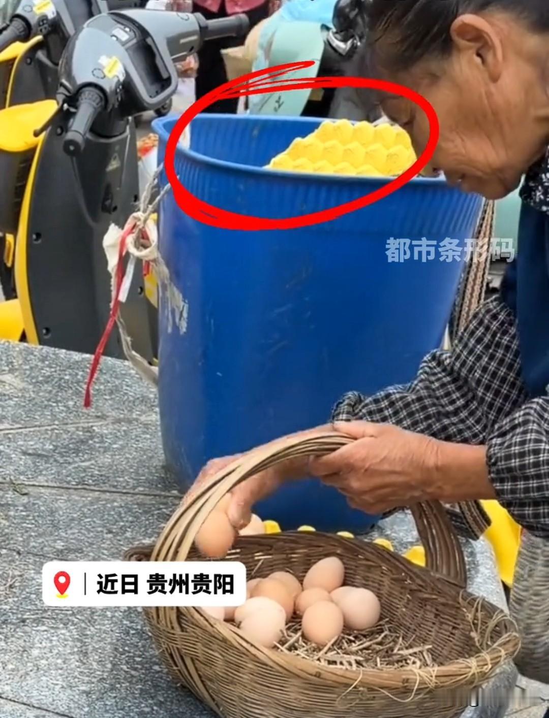 好家伙直接给你当街表演大变土鸡蛋是吧，连人都不避了。

近日在贵州贵阳，有网友拍