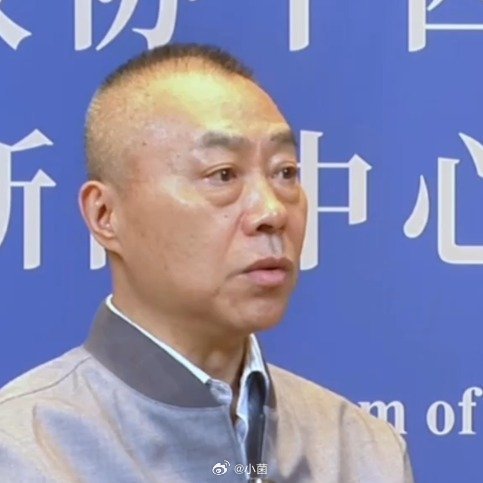 建议严禁AI随意替换他人面孔  AI技术虽炫，但面孔替换乱象频出，隐私、名誉受威