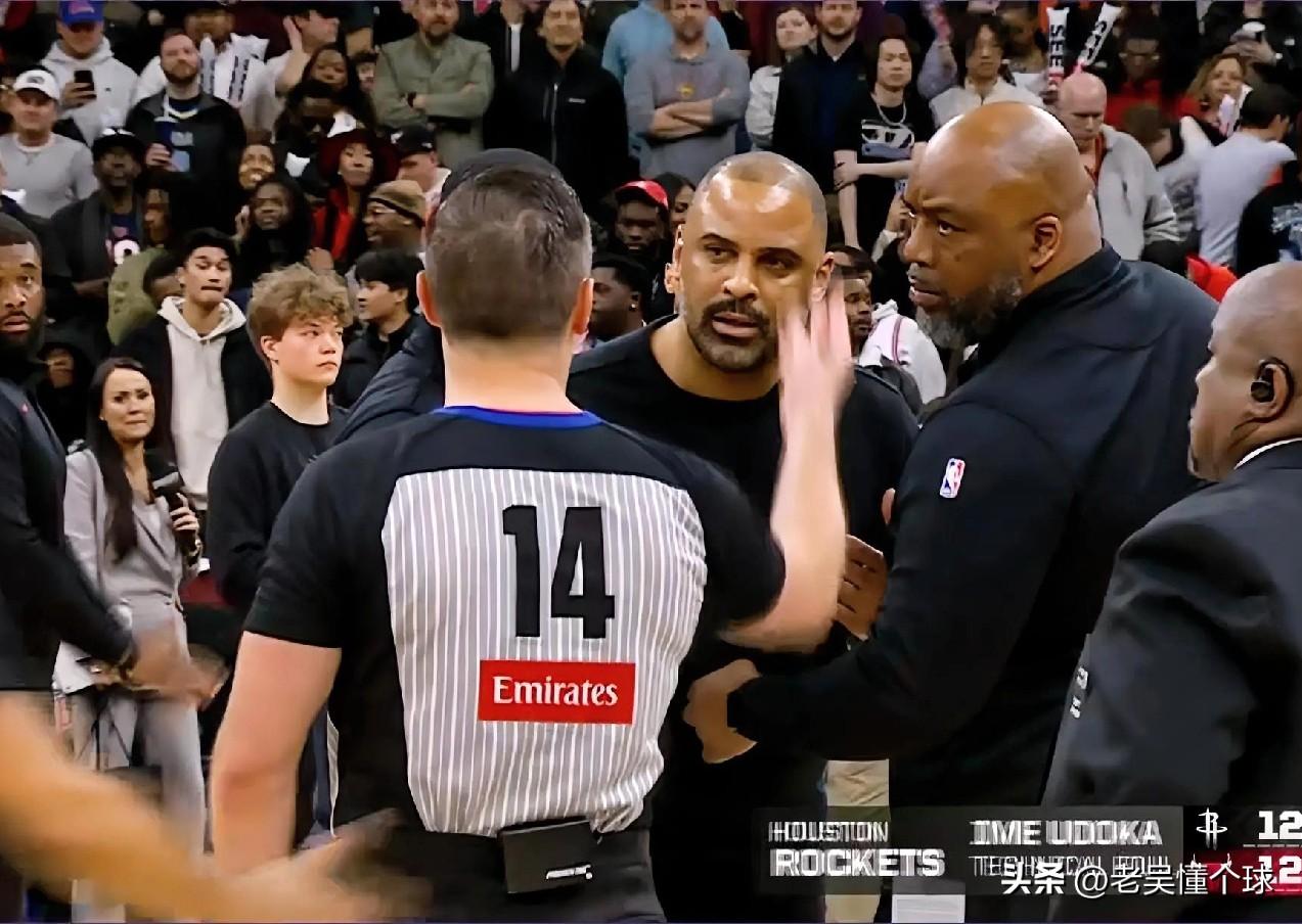 哈哈哈，最后时刻，乌度卡把自己给驱逐了。

这也或许是看到赢球无望了，乌度卡索性