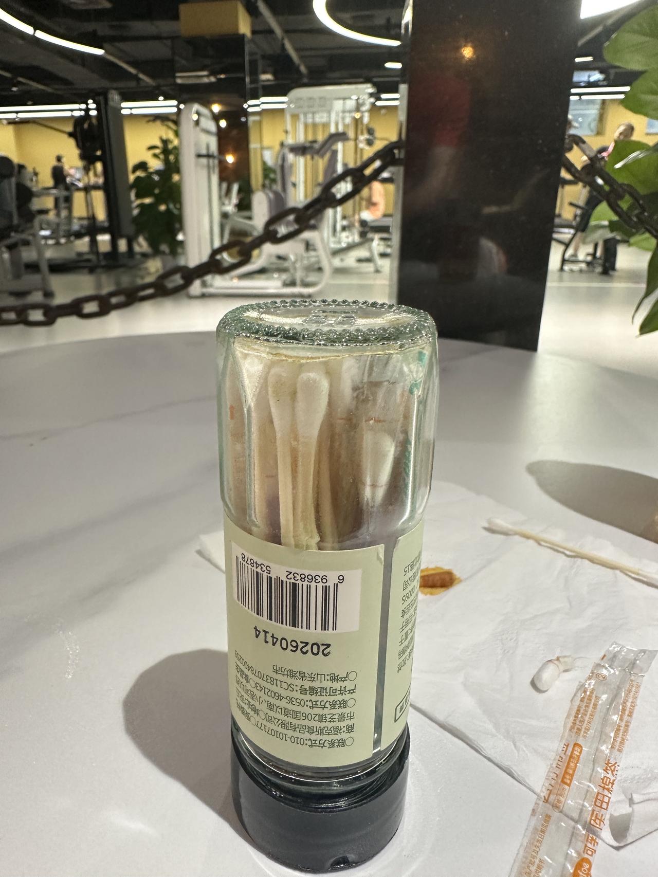 我的背包里有个小瓶子装着碘伏棒、棉纤及创口贴，以备不时之需，有时还可以帮助别人。