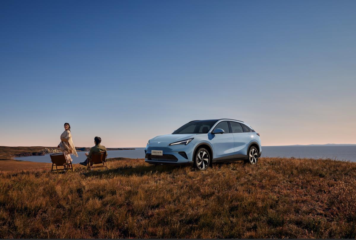 朋友最近买了极狐T1，总跟我说这款车性价比高，让我也考虑下。我看到它10月大定3