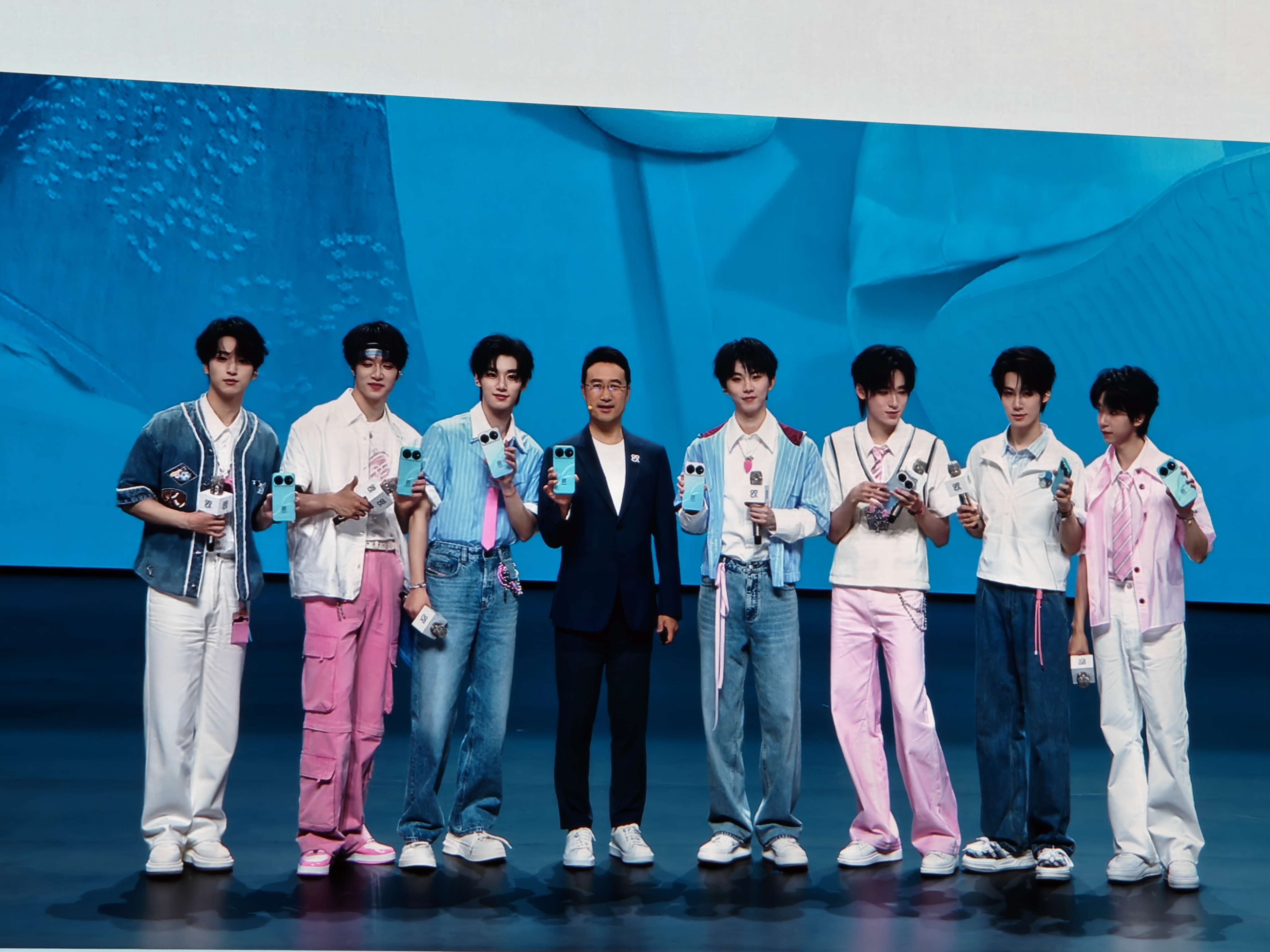 何刚和时代少年团合影，就像个慈祥的老父亲 华为发布nova16