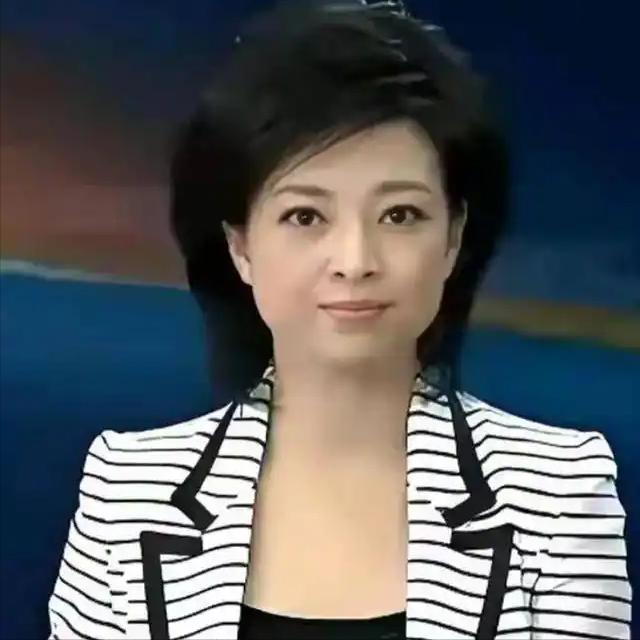 那个每天替康辉念稿的女人，终于被扒出来了。20多年，《新闻联播》里最硬的稿子，那