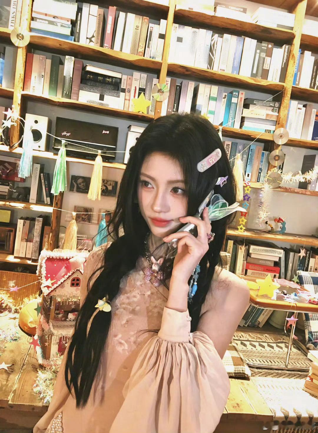 鞠婧祎又双叒开大啦!粉色胶片造型直接把人美晕，珍珠腰链点缀，满满的精致感。 