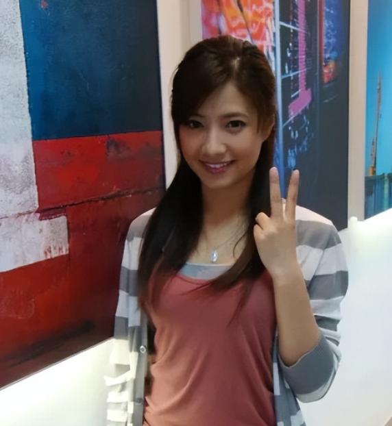 2018年，她抛下五岁的儿子与三岁的女儿，然后从28楼一跃而下，那时，她的丈夫与