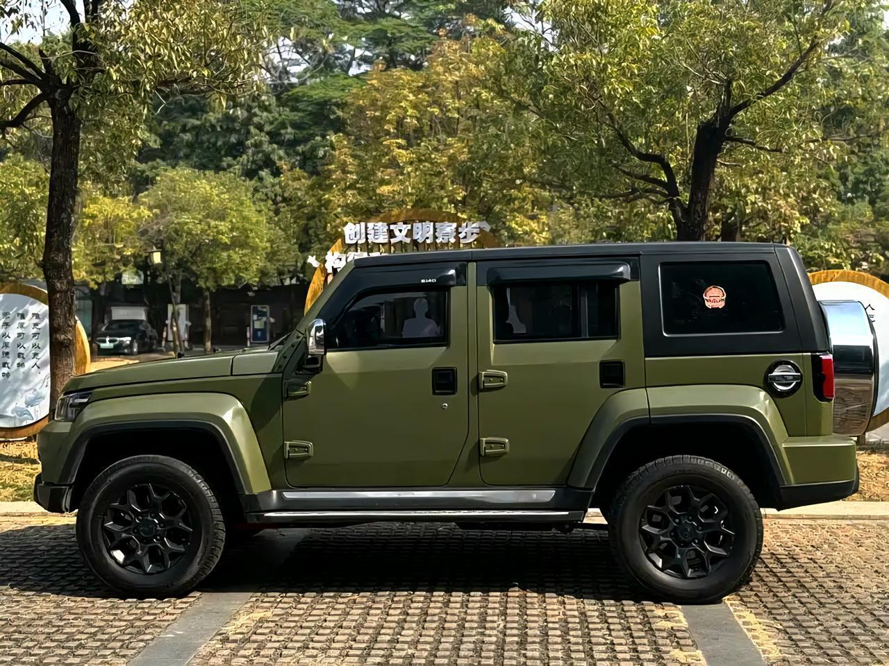 这个颜色的bj40非常少见，尤其是这个镀铬的轮毂罩子，而且特别有丰田老款酷路泽的