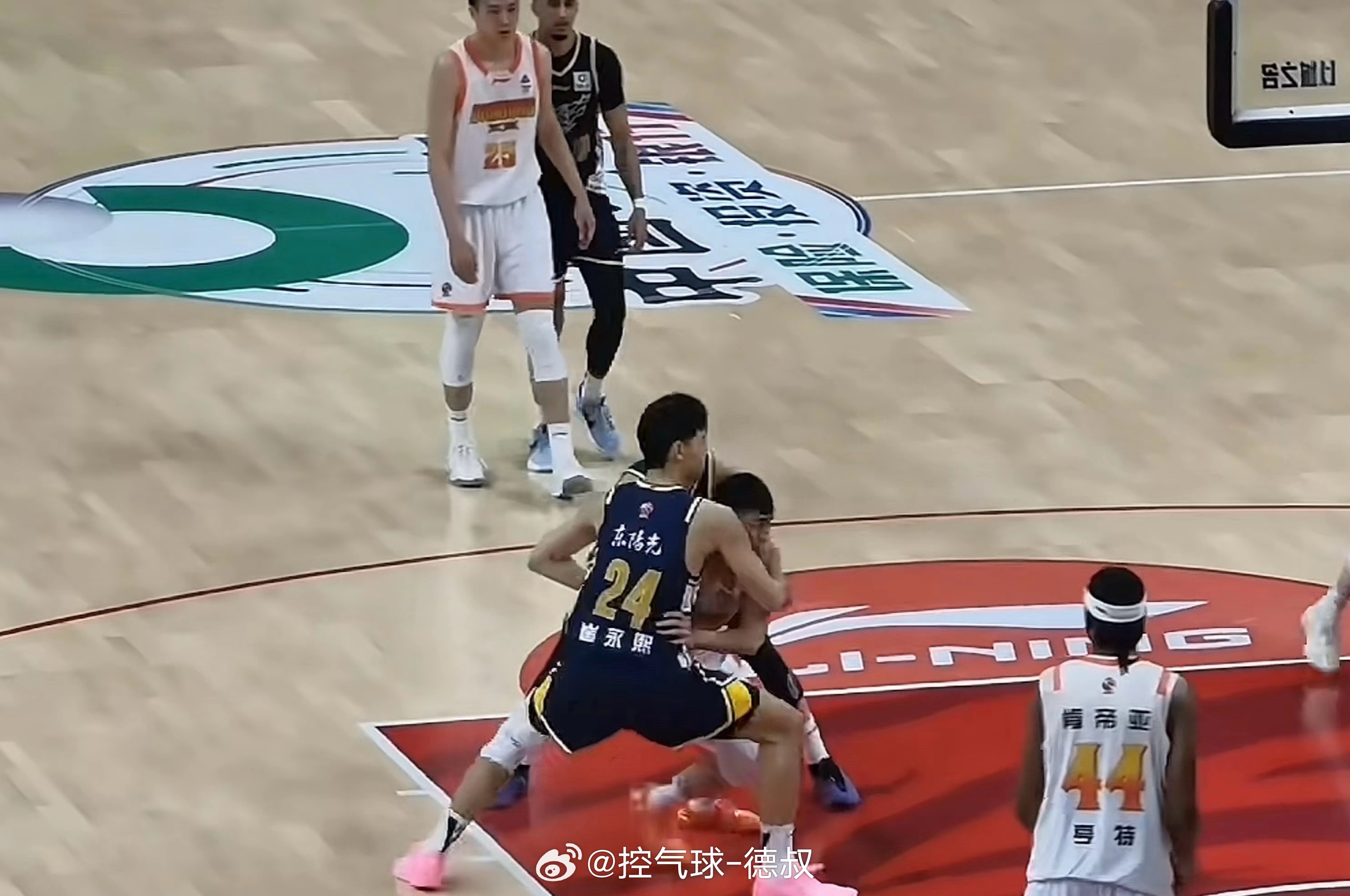 一边是国手严防，一边是前NBA球员强对抗，老六夹在中间太难了！全程被重点针对，真