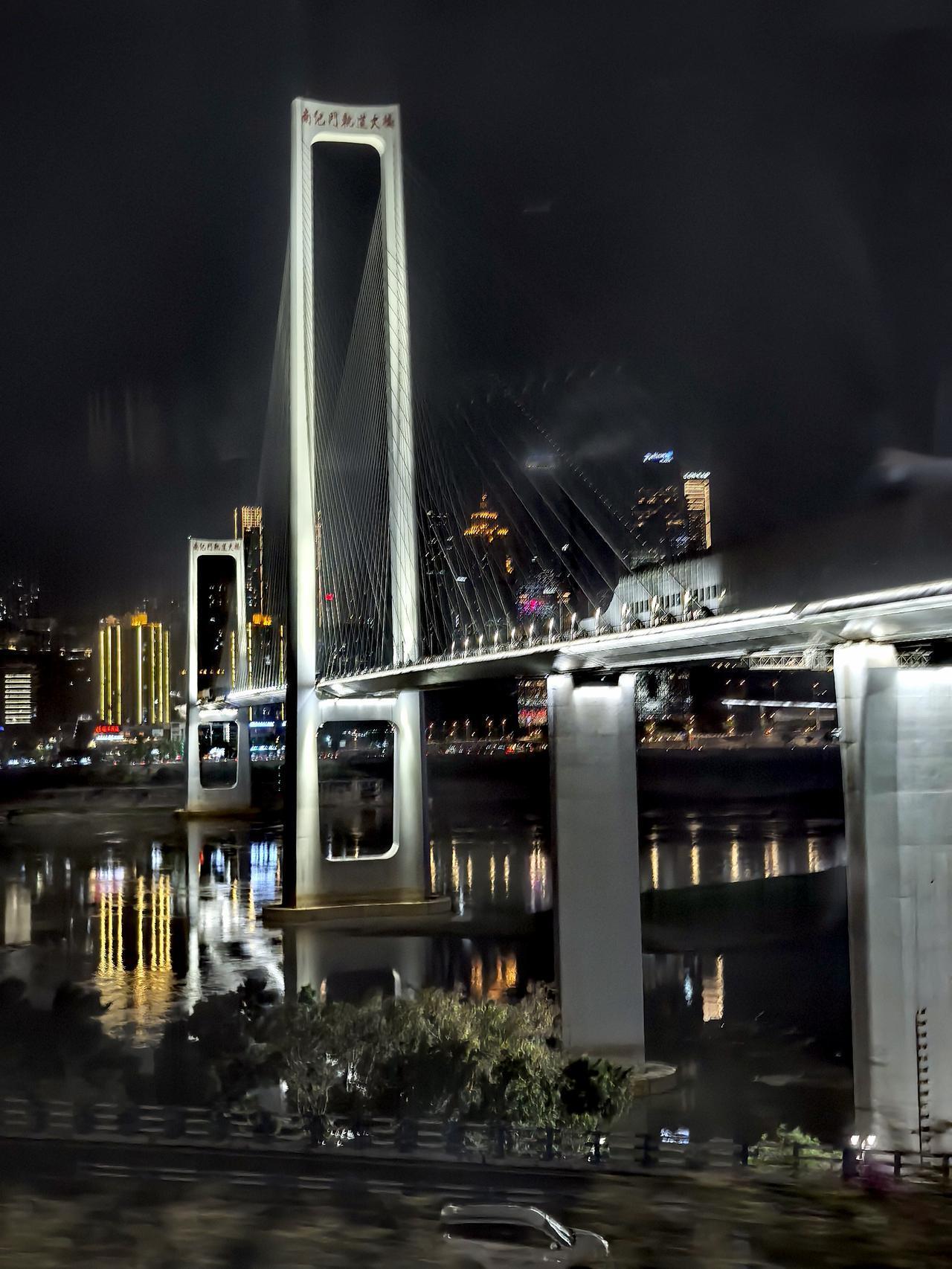 在重庆看到这大桥挺漂亮，随手拍了一张。拍完后才看出来是南纪门轨道大桥。所谓的轨道