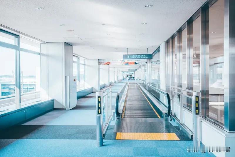 日本机场滞留同胞的身影令人揪心，折射出一个严峻现实：部分国人的安全警觉正在消退。