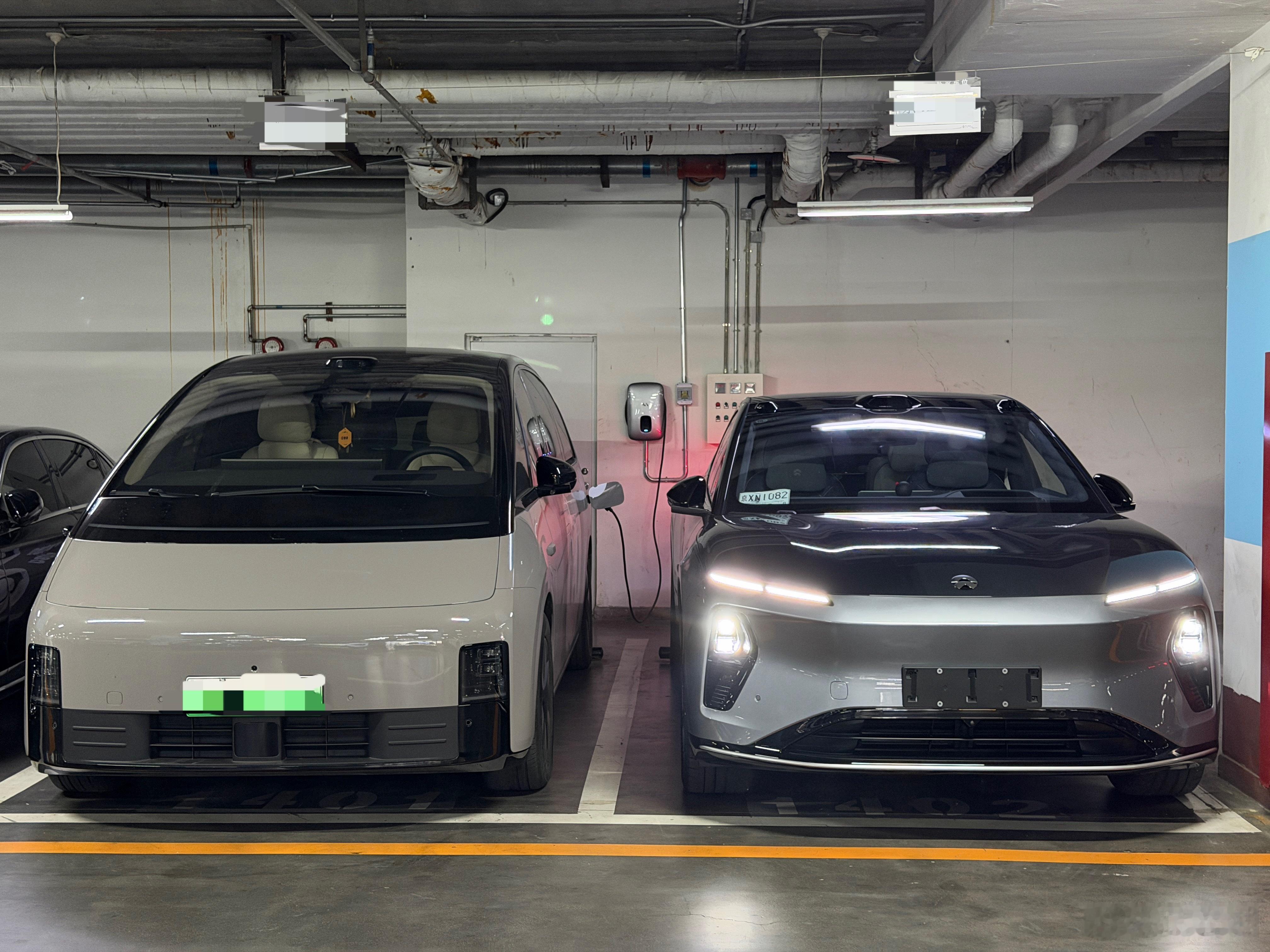 MEGA和ET9，车宽1965mm vs 2017mm看起来ET9左边还有一点空