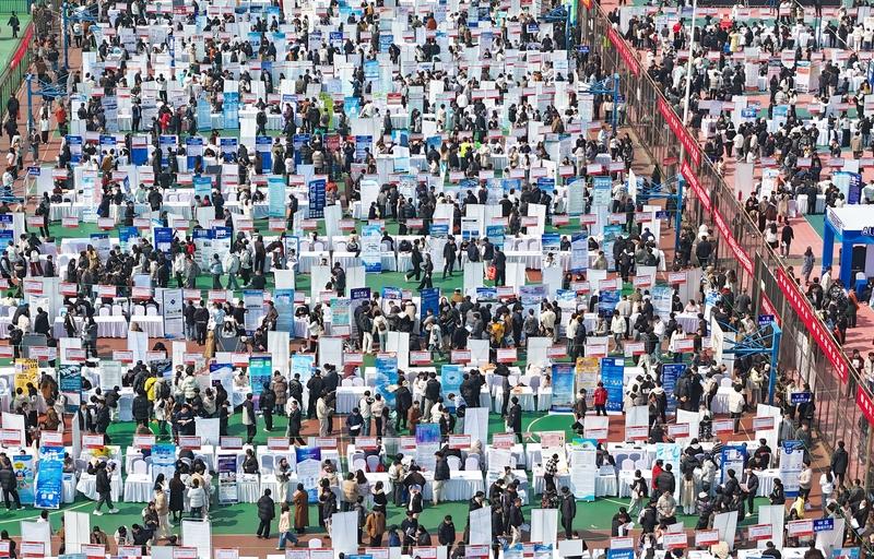 本科985，研究生985，这样的高门槛招聘，依然很卷。

现在很多的央国企招聘。