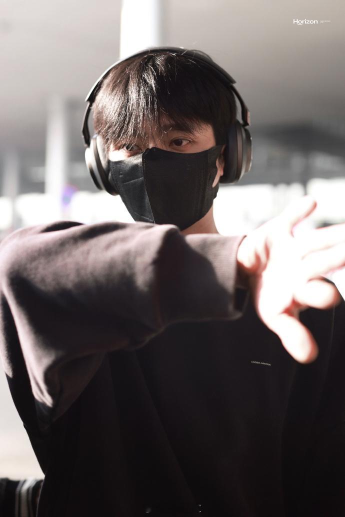 #丞磊顺毛卫衣少年感##丞磊allblack机场路透# 丞磊在机场的allbla