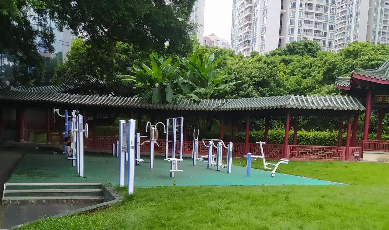 旅游景点还有健身器，真的是不错。只是健身器放在古典园林里，看着有些不伦不类，不过