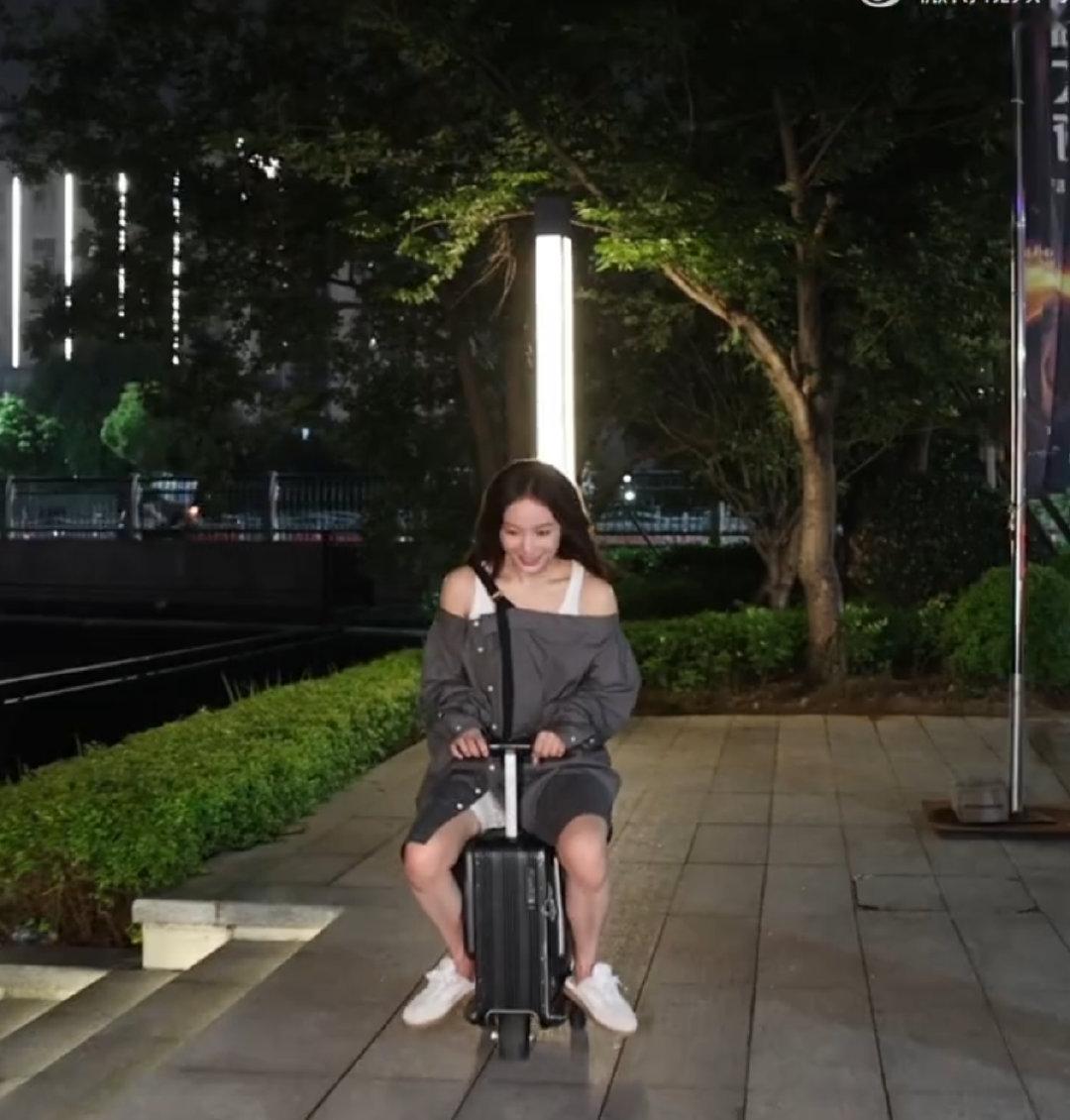 王珞丹骑电动行李箱出街怎么才能拥有王珞丹的肩线 夜晚、路灯、微风，还有骑在行李箱