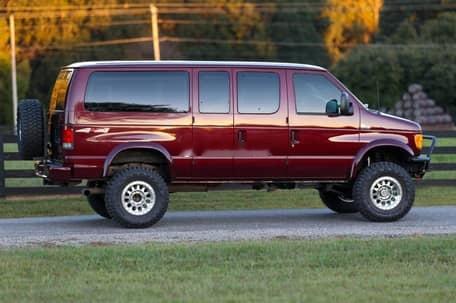 福特E350，这玩意看着很美式~~~235马力的6.0V8柴油机+5AT+四驱，