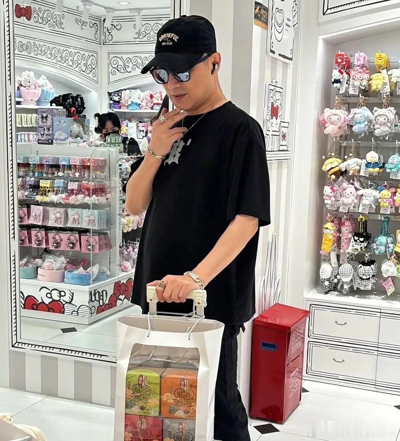 汪峰，在当爸这块是真的没得说！5月24号，昨晚刚结束绍兴演唱会的汪峰，今早就在杭