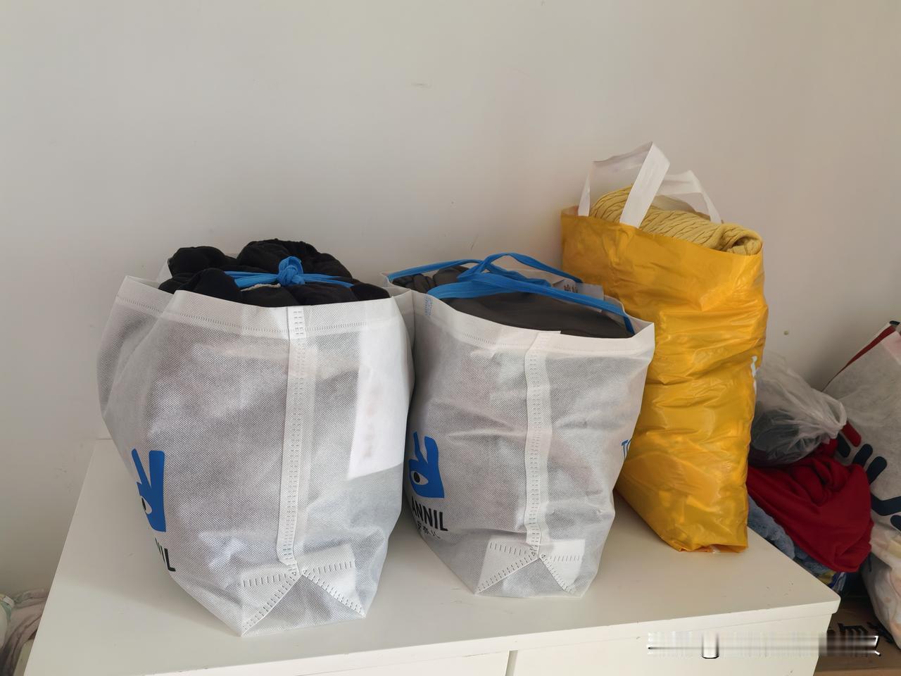 我家孙子的姥姥又寄衣服过来了。两个孙子的衣服多的没地方放。

我今天用了一上午的