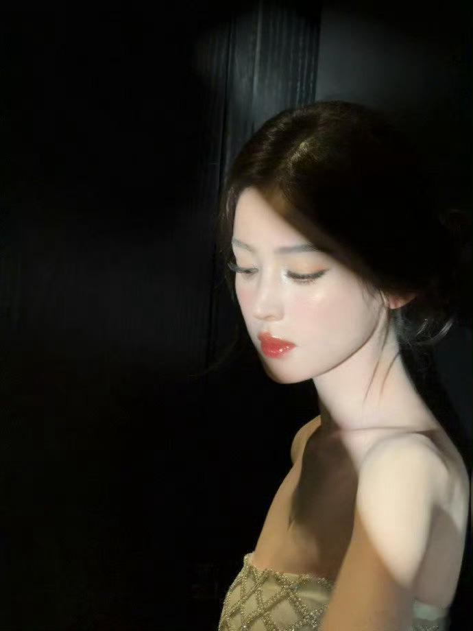 娜扎像是一条发光的美人鱼是谁把星光缝进了裙摆？娜扎今日造型宛如发光的美人鱼，抹胸