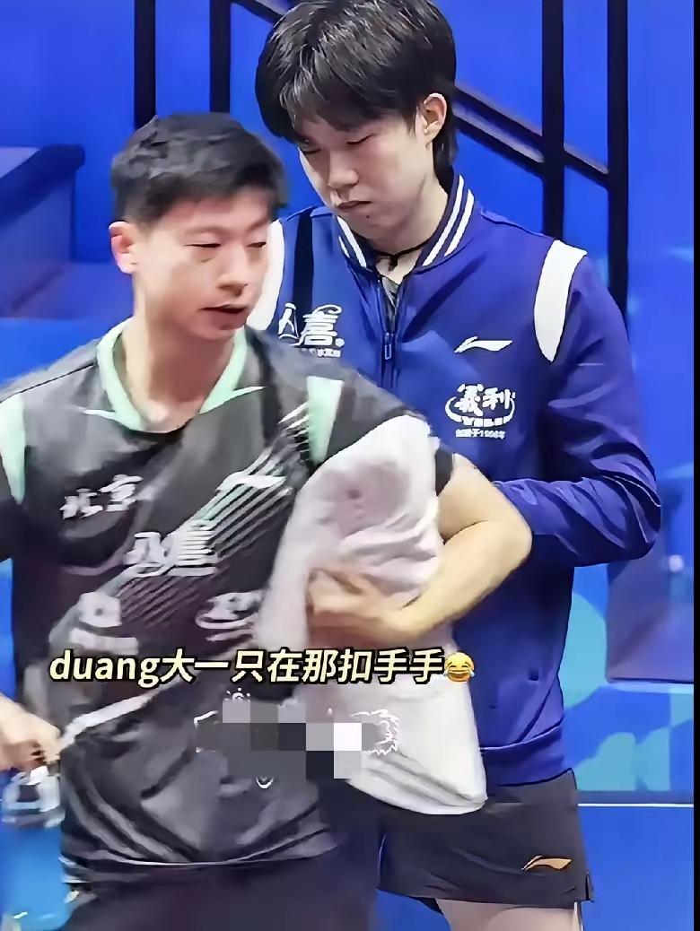 王楚钦撅着嘴的模样，活像只被冷落的小动物：“哼，龙队都不带我玩！”

马龙：“乖